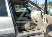 2005 Ford ESCAPE photo