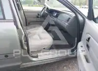 2005 Ford CROWN photo
