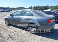 2005 Volkswagen Jetta photo