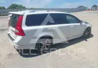 2010 Volvo V70 photo