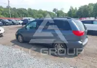 2010 Toyota SIENNA photo