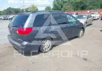 2010 Toyota SIENNA photo