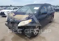 2011 Toyota SIENNA фото