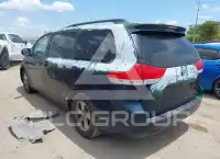 2011 Toyota SIENNA photo