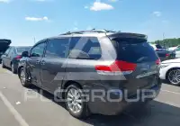 2011 Toyota SIENNA photo