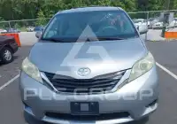 2011 Toyota SIENNA фото