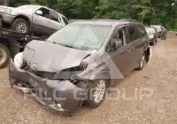2011 Toyota SIENNA photo