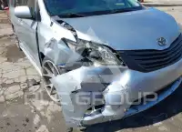 2011 Toyota SIENNA фото