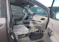 2011 Toyota SIENNA фото