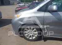 2011 Toyota SIENNA фото
