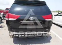 2011 Toyota SIENNA photo
