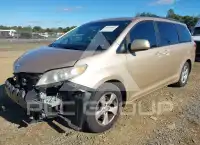 2012 Toyota SIENNA photo