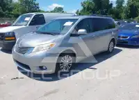 2012 Toyota SIENNA photo