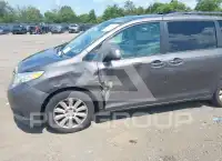 2012 Toyota SIENNA photo