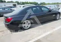 2013 BMW 750 фото
