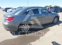 2013 Chrysler 200 photo