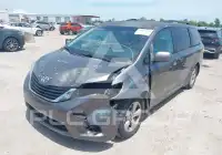 2013 Toyota SIENNA photo