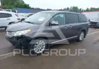 2013 Toyota SIENNA photo