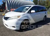 2013 Toyota SIENNA photo