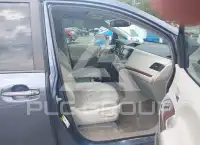 2013 Toyota SIENNA photo
