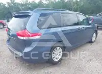 2013 Toyota SIENNA photo