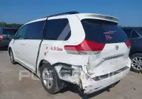2013 Toyota SIENNA photo