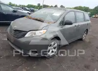 2013 Toyota SIENNA фото