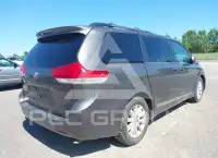 2013 Toyota SIENNA photo