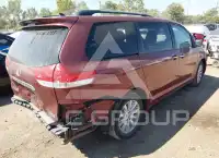 2013 Toyota SIENNA photo