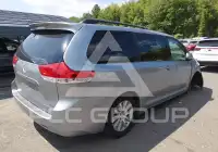 2013 Toyota SIENNA photo