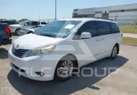 2013 Toyota SIENNA фото