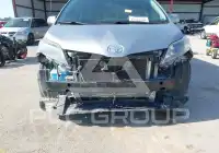 2013 Toyota SIENNA фото