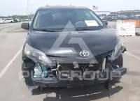 2013 Toyota SIENNA photo