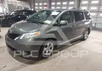 2013 Toyota SIENNA фото