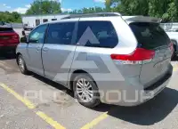 2013 Toyota SIENNA фото