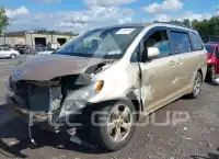 2013 Toyota SIENNA photo