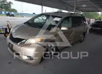 2013 Toyota SIENNA photo