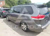 2014 Toyota SIENNA photo