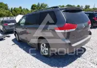 2014 Toyota SIENNA photo