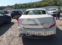 2015 Lincoln MKS photo