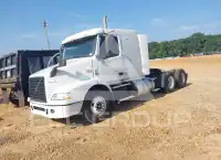 2015 Volvo VNL photo