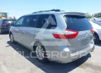 2015 Toyota SIENNA photo