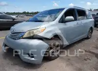 2015 Toyota SIENNA photo