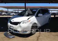 2015 Toyota SIENNA photo