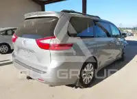 2015 Toyota SIENNA photo