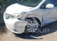 2015 Toyota SIENNA photo