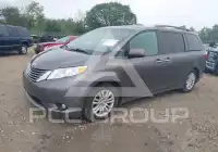 2015 Toyota SIENNA photo