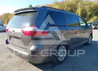 2015 Toyota SIENNA photo