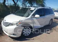 2015 Toyota SIENNA photo