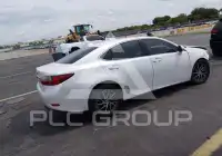 2016 Lexus ES350 photo